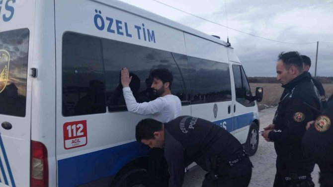 ‘Dur’ İhtarına Uymadı, Polis Aracına Çarpıp Kaçtı