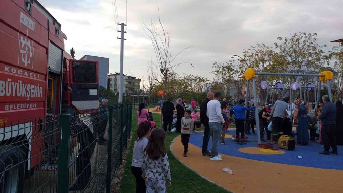 Oyun Parkında Salıncağa Sıkışan Çocuğu İtfaiye Kurtardı