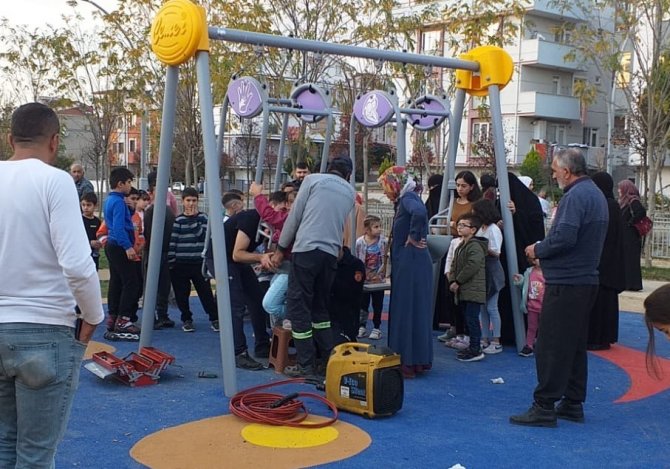 Oyun Parkında Salıncağa Sıkışan Çocuğu İtfaiye Kurtardı