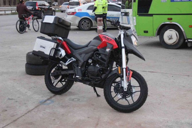 Otomobille Çarpışan Motosiklet Sürücüsü Ağır Yaralandı
