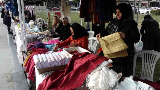 Kütahya’da Üreten Kadınlar Stant Açarak Ürünlerini Satışa Sundu