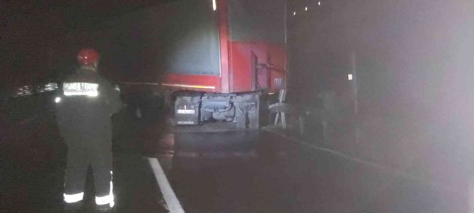 Kontrolden Çıkan Tır Karayolunu Trafiğe Kapattı