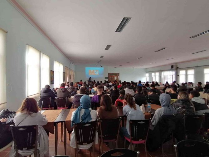 Üniversite Öğrencilerine Sosyal Medyanın Zararları Anlatıldı