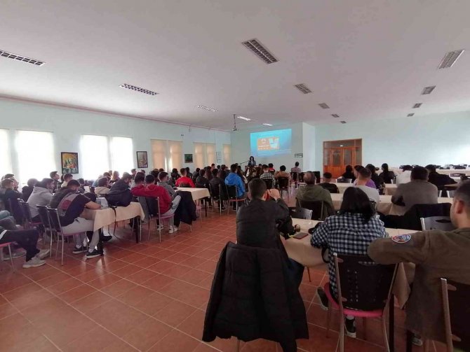 Üniversite Öğrencilerine Sosyal Medyanın Zararları Anlatıldı