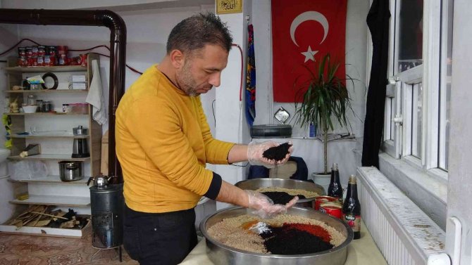 Muş’ta 15 Metrekarelik İş Yerinde Yarım Asırdır Çiğ Köfte Yoğuruyorlar