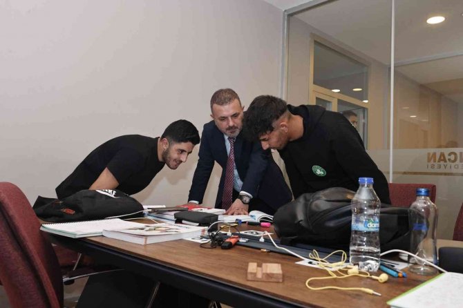 Belediye Başkanı, Öğrencilerin Derslerine Yardım Ediyor