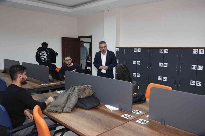 Belediye Başkanı, Öğrencilerin Derslerine Yardım Ediyor