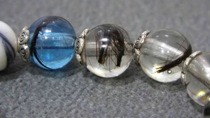 Saç Tellerinden Takı Tasarımı Yapıyor