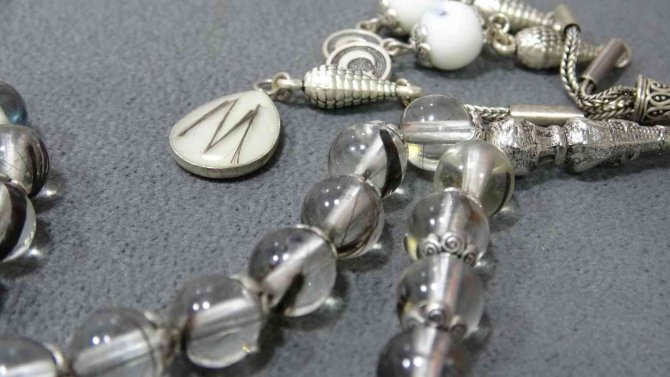 Saç Tellerinden Takı Tasarımı Yapıyor