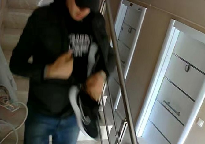 Üç Gün Önce Aldığı Ayakkabısı Kapının Önünden Çalındı