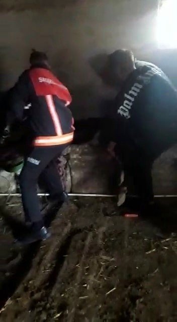 Yemliğe Düşerek Sıkışan İneği İtfaiye Kurtardı