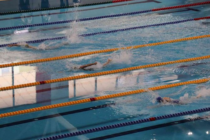 Yüzme Sporcularının Velilerinden ‘Isınmaya Geç Girdik’ Tepkisi