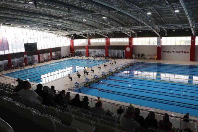 Yüzme Sporcularının Velilerinden ‘Isınmaya Geç Girdik’ Tepkisi