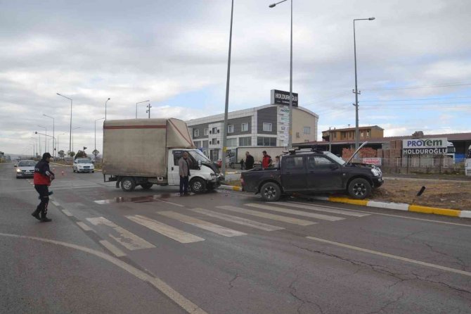 Kamyonet İle Pikap Çarpıştı: 1 Yaralı