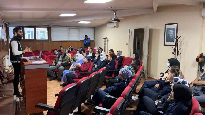 Sultanbeyli’de Sağlık Çalışanlarına “En İ̇yi Narkotik Polisi Anne” Projesi Anlatıldı