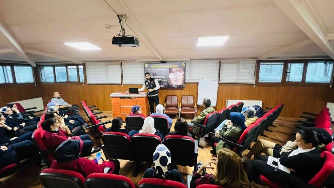 Sultanbeyli’de Sağlık Çalışanlarına “En İ̇yi Narkotik Polisi Anne” Projesi Anlatıldı
