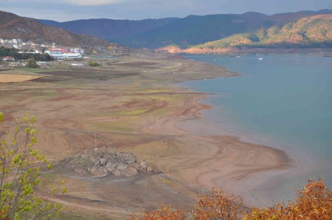 Su Seviyesi Düştü, Kayalık Göründü