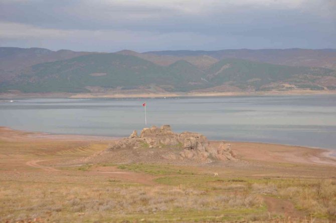 Su Seviyesi Düştü, Kayalık Göründü