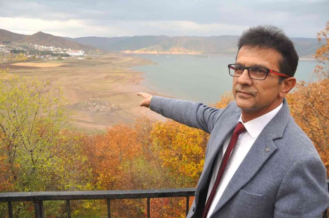 Su Seviyesi Düştü, Kayalık Göründü