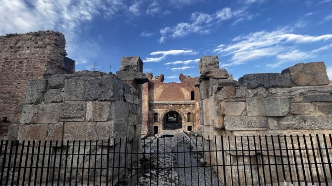 2 Bin Yıllık İ̇stanbul Kapı’daki Mozaik Ve Taş Yol Göz Kamaştırıyor