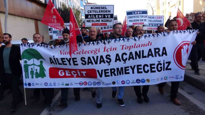 Van’da Lgbt Karşıtı Yürüyüş Yapıldı