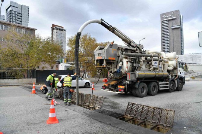 Abb Ekiplerinden Mazgal Tıkanmasına Karşı Yaprak Temizliği
