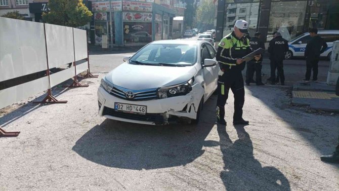 Otomobil İle Motosiklet Çarpıştı: 1 Yaralı