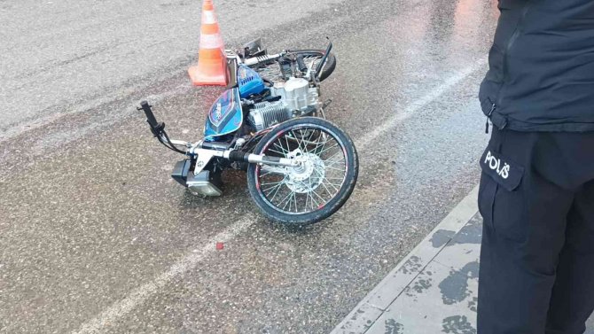Otomobil İle Motosiklet Çarpıştı: 1 Yaralı