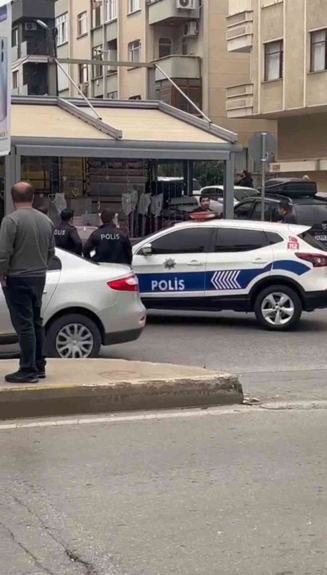 Maltepe’de Hem Kendine Hem Çocuğuna Bıçak Dayadı