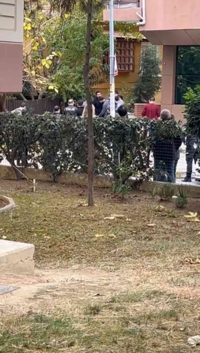 Maltepe’de Hem Kendine Hem Çocuğuna Bıçak Dayadı