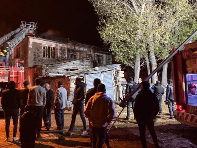 Aşkale’de Köydeki Yangın Korkuttu