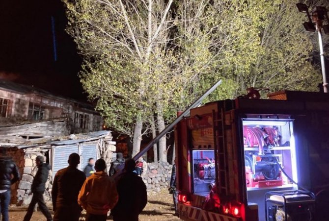 Aşkale’de Köydeki Yangın Korkuttu