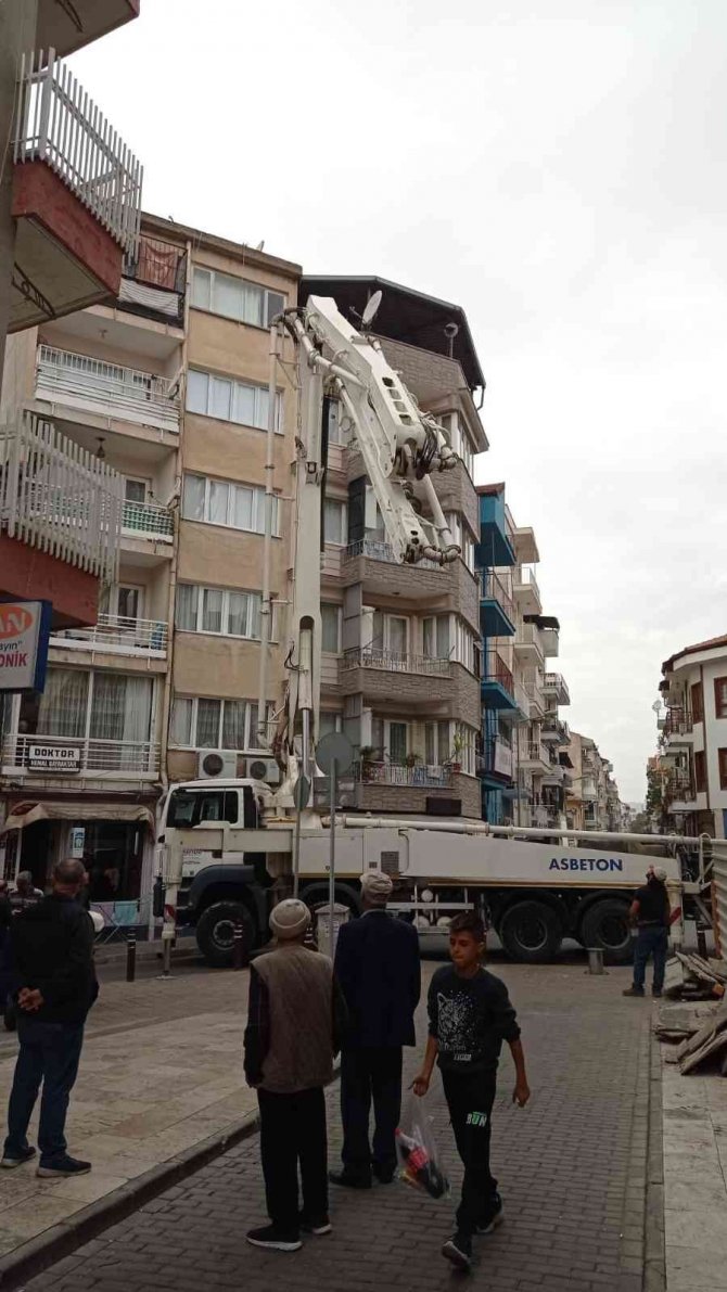 Eve Girebilmek İçin Çilingir Yerine Beton Dökme Makinesi Kullandı
