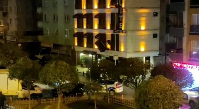 Otelin 3’üncü Katından Tutunduğu Tenteyle Birlikte Aşağıya Düştü