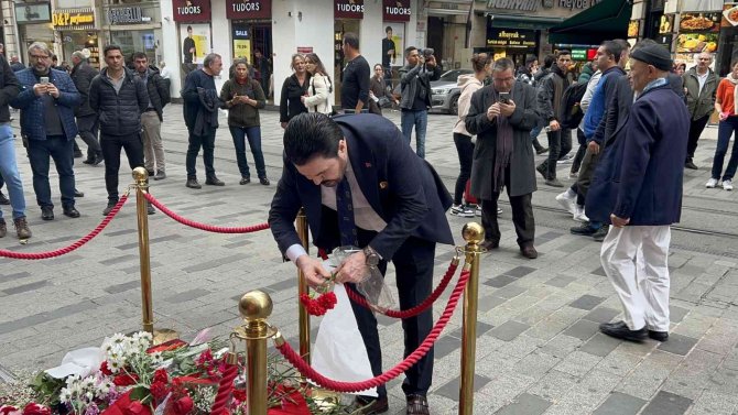 Başkan Sayan, Taksim’deki Patlamada Hayatını Kaybedenler İçin Karanfil Bıraktı