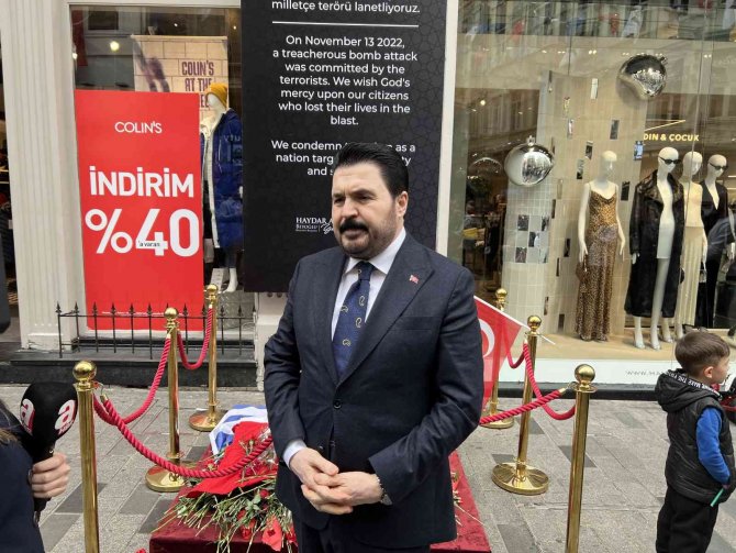 Başkan Sayan, Taksim’deki Patlamada Hayatını Kaybedenler İçin Karanfil Bıraktı