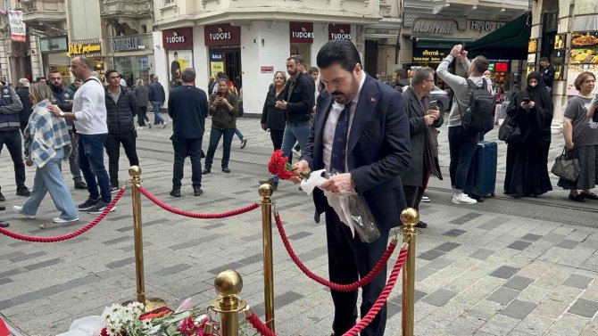 Başkan Sayan, Taksim’deki Patlamada Hayatını Kaybedenler İçin Karanfil Bıraktı
