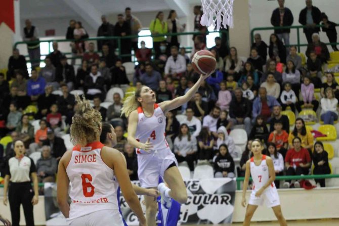 Kadın Basketbolcular İlk Maçında Fark Attı