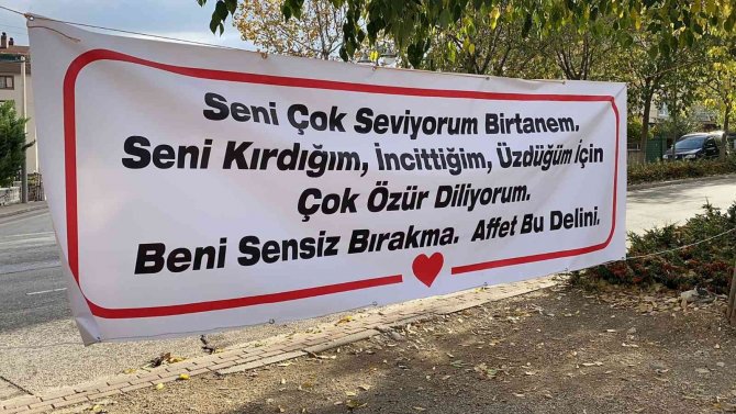 Bursa’da Eşine Kendisini Affettirmek İçin Çalıştığı Marketin Karşısına Pankart Astı