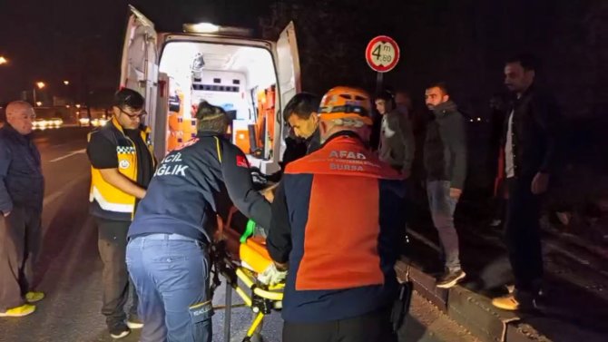 Bursa’da Kontrolden Çıkan Hafif Ticari Araç 5 Metre Yükseklikteki Köprüden Uçtu : 1’i Ağır 2 Kişi Yaralandı