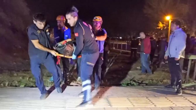 Bursa’da Kontrolden Çıkan Hafif Ticari Araç 5 Metre Yükseklikteki Köprüden Uçtu : 1’i Ağır 2 Kişi Yaralandı