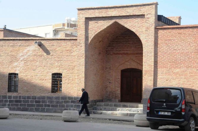 Cizre Kırmızı Medrese’deki Çatı Kaldırıldı, İhtişamı Ortaya Çıktı