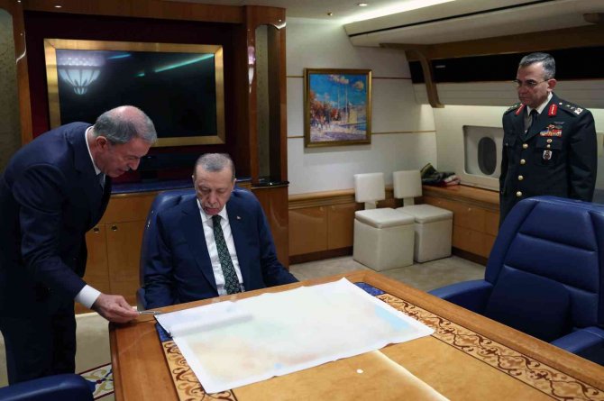 Cumhurbaşkanı Recep Tayyip Erdoğan’ın ‘Pençe-kılıç Hava Harekatı’nın Emrini Verdiği Anlara Dair Fotoğraf Ve Görüntü Paylaşıldı.