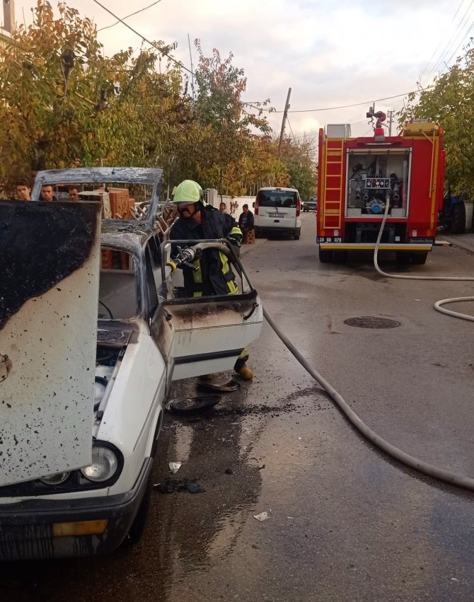 Seyir Halindeyken Alev Alan Otomobil Kullanılmaz Hale Geldi
