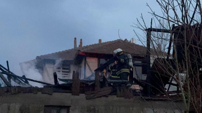 Samanlıkta Başlayan Yangın Eve Sıçradı