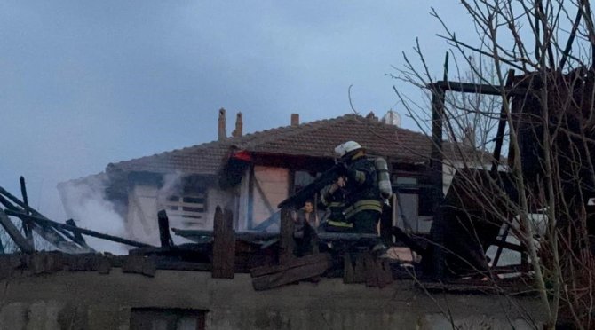 Samanlıkta Başlayan Yangın Eve Sıçradı