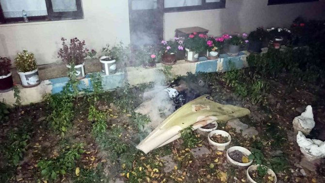 Sobadan Çıkan Kıvılcım Evi Yaktı, "Evde Çocuk Var" İddiası Ekipleri Harekete Geçirdi