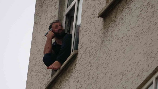 Cama Çıkıp Kafasına Silah Dayayan Şahıs 9 Saatin Sonunda İkna Edilerek İndirildi