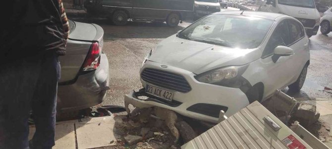Çarpışan İki Aracın Arasında Kalmaktan Son Anda Böyle Kurtuldu