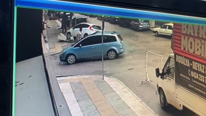 Çarpışan İki Aracın Arasında Kalmaktan Son Anda Böyle Kurtuldu